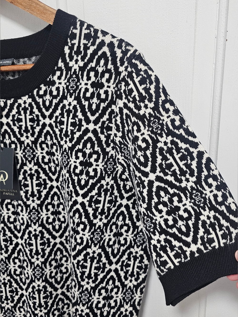 Adrianna Papell Black & White Graphic Short Sleeve Sweater